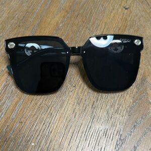 Gucci Elegant Black Square Sunglasses